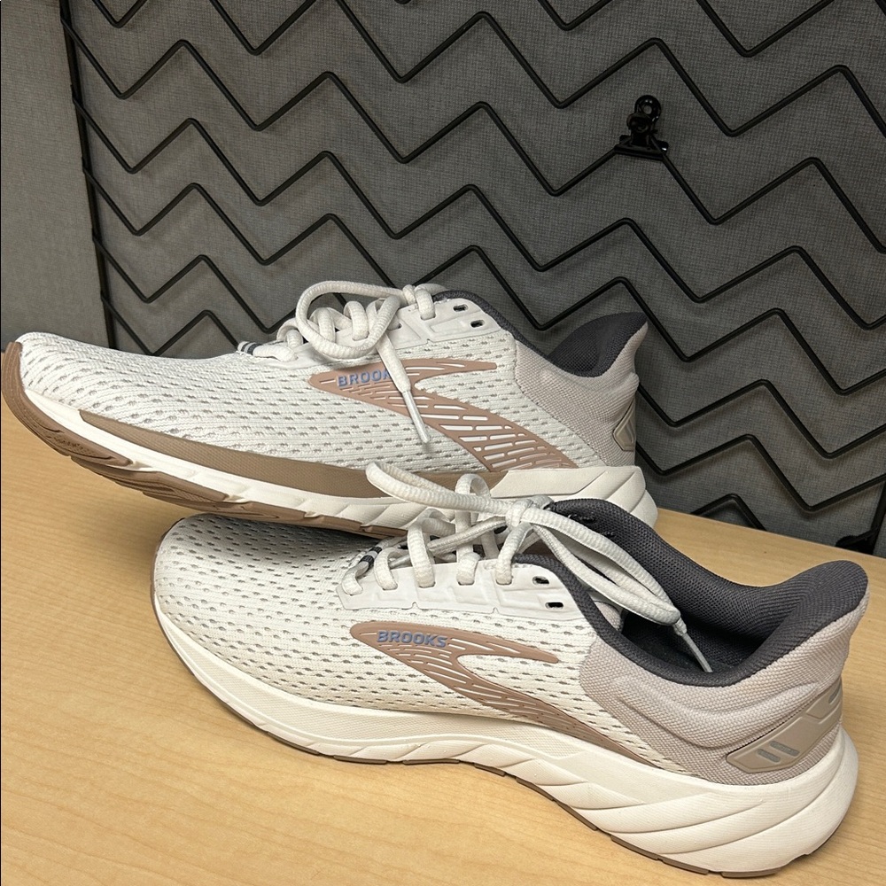Brooks Women's Athletic Shoes - Anthem 6 White and Tan